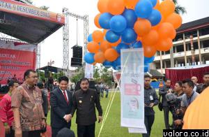 Ketua KPU RI, Husni Kamil Manik bersama Reydonnyzar Moenek (Pj gubernur Sumbar) dan Hendra Irwan Rahim (ketua DPRD Sumbar), jelang melepas balon tanda dimulainya kampanye terbuka di pemilihan serentak 2015 di Sumbar. (humas)