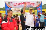 Wako Padang yang juga ketua umum PSP, Mahyeldi saat berada di tengah pemain pada penutupan Piala Ketua Umum PSP Padang 2015, Usia 11 Tahun (U-11) di Gor H Agus Salim Padang, Sabtu (19/9/2015). (humas)