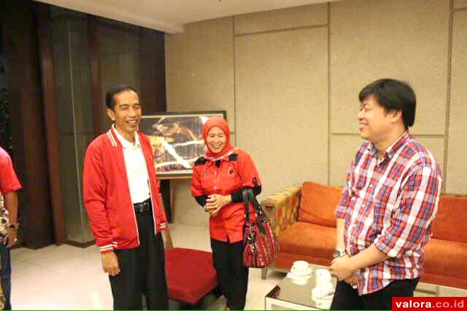 Bendahara Fraksi PDI Perjuangan DPR RI, Alex Indra Lukman bersama Presiden Joko Widodo, dalam sebuah acara partai. (istimewa)