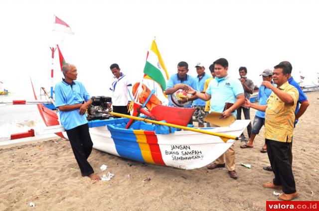 Kapala nelayan di Purus, Padang, catnya diperbaharui dengan warna yang senada dengan logo KTT IORA yang digelar pada 20-23 Oktober 2015. (humas)
