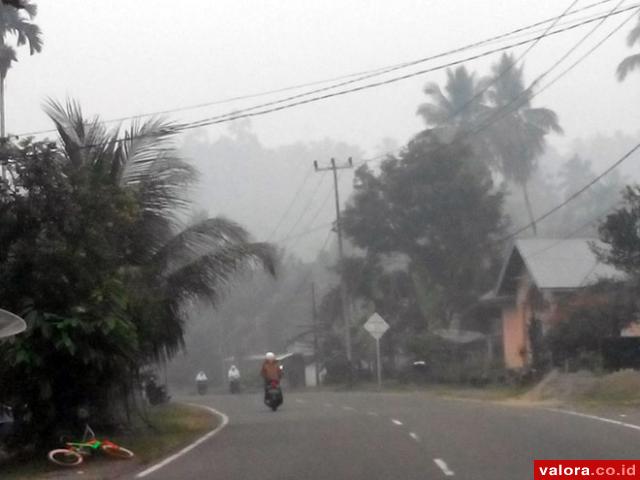 Kabut asap makin pekat menyelimuti udara berbagai daerah di Sumbar. Gambar dijepret di daerah Sicincin, Padangpariaman. (facebook samaratul fuad)
