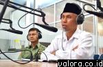 Kepala Badan Penanaman Modal Pelayanan Terpadu Satu Pintu (BPMPTSP), Didi Aryadi mendampingi Wako Padang, Mahyeldi, dalam sesi dialog dengan warga di RRI Padang. (humas)