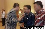 Ketua DPP ALFI/ILFA, Zulkarnain Z memberian ucapan selamat pada ketua terpilih tingkat Sumbar, HM Tauhid usai muswil yang digelar, Sabtu (17/10/2015) di Padang. Ketua DPW Perindo Sumbar itu, terpilih secara aklamasi. (istimewa)