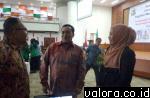 Moderator seminar IORA di auditorium Unand, Dr Sari Lenggogeni (kanan) berdialog santai dengan Chair of Indian Ocean Studies of IORA, Prof VN Attri (tengah) saat seminar di auditorium Universitas Andalas, Jumat (16/10/2015). (facebook sari lenggogeni)