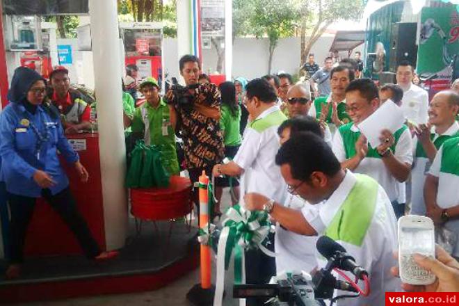 Direktur pemasaran PT Pertamina, Ahmad Bambang, saat peresmian aktivitas SPBU Coco Ulak Karang sebagai salah satu penyedia Pertalite bagi konsumen di Kota Padang, Senin (2/11/2015). (vebi rikiyanto/valoranews)