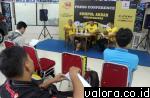 Marketing Brand Development Group Head of Carry PT.SIS, Eddy Susanto,  Branch Manager PT Elang Perkasa Motor, Liswendi Kamar, ketika jumpa pers, Kamis (12/11/2015) di Padang. (istimewa)