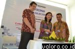 Direktur Penjualan PT Datasrip, Liana Setiawan didampingi Budianto Iskandar (Direktur Layanan Service/kiri) dan Syahriwal (Kepala Datascrip KPC Padang/kanan), memotong tumpeng sebagai tanda diresmikannya kantor KCP Padang, Selasa (17/11/2015). Kantor deng