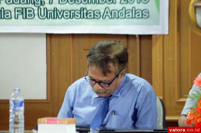Wakil Rektor IV Unand, Prof Helmi jadi pembicara pada Seminar dan FGD yang digelar PSH Unand dengan Kementrian Desa, PDT dan Transmigrasi, Senin (7/12/2015), di aula Fakultas Ilmu Budaya (FIB) Unand. (mangindo kayo/valoranews)