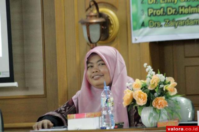 Director Institute for Development of Economics and Finance (INDEF), Enny Sri Hartati saat jadi pembicara pada seminar dan FGD Membangun Kemandirian Masyarakat Pedesaan, Senin (7/12/2015) di aula FIB Unand. (mangindo kayo/valoranews)