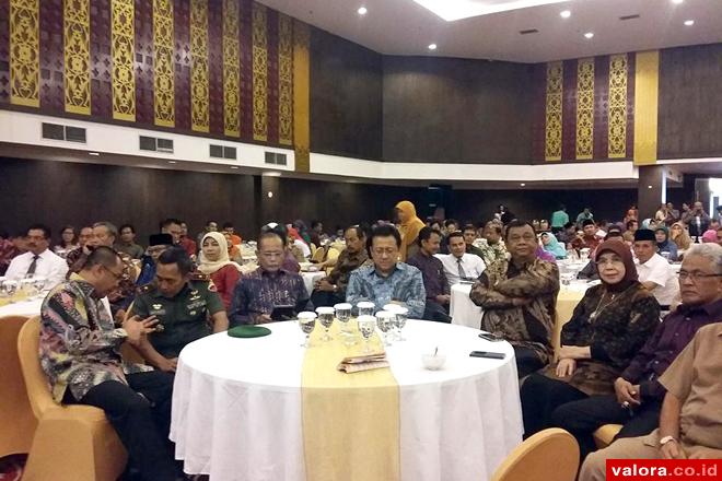 Ketua KI Sumbar, Syamsu Rizal (kiri) berbincang dengan Danrem Wirabraja, saat pengumuman pemeringkatan keterbukaan informasi badan publik dilakukan Komisi Informasi (KI) Sumbar, Selasa (22/12/2015). (istimewa)