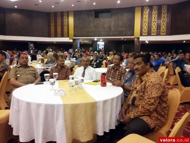 Pj Bupati Dharmasraya, Syafrizal bersama Ali Mukhni (Bupati Padangpariaman) serta undangan lainnya, saat menghadiri pengumuman pemeringkatan informasi publik yang digelar KI Sumbar, Selasa (22/12/2015) di Padang. Padangpariaman merupakan peringkat satu se