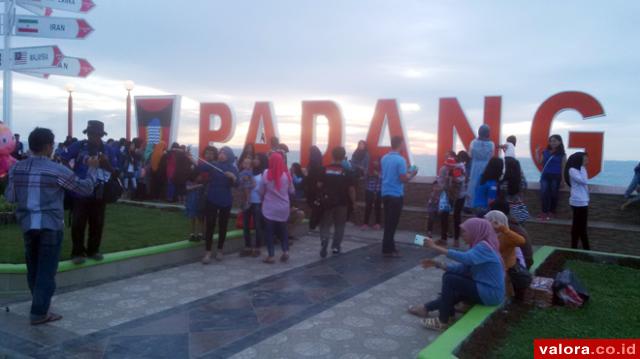 Kawasan pantai Padang dengan tugu IORA, jadi lokasi favorita warga untuk mengabadikan kenangan saat berkunjung ke ibu kota provinsi Sumbar ini. (vebi rikyanto/valoranews)