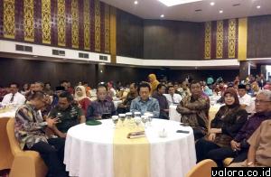 Ketua KI Sumbar, Syamsu Rizal (kiri) berbincang dengan Danrem Wirabraja, saat pengumuman pemeringkatan keterbukaan informasi badan publik dilakukan Komisi Informasi (KI) Sumbar, Selasa (22/12/2015). (istimewa)