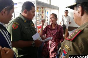 Kepala Disbudpar Padang, Medi Iswandi, meminta keterangan pada salah seorang pedagang yang berjualan di Lapau Panjang Cimpago, Senin (28/12/2015). Hal ini dilakukan untuk melakukan pendataan ulang pedagang yang berjualan di lokasi tersebut telah sesuai de