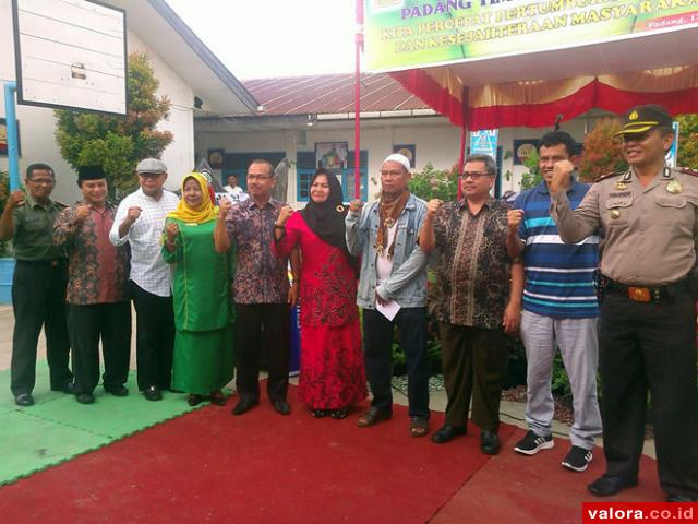 Wakil Ketua DPRD Padang, Muhidi foto bersama dengan pengurus KJKS se-Padang Timur, MInggu (17/1/2016) usai menggelar RAT bersama. Juga hadir anggota DPRD Dapil Padang Timur dan Padang Selatan, Helmi Moesim, Amrizal Hadi dan Nuzul Putra. (humas)
