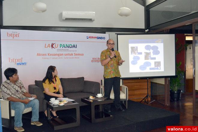 Sales Management Head BTPN Wow!, Moh Reza Rizal (kanan), diskusi bertema "Laku Pandai: Akses Keuangan untuk Semua," Kamis (21/1/2016) di Padang. Diskusi yang dipandu Wapemred Koran Sindo, Masriom (kiri) itu, juga menghadirkan Bidang Edukasi dan Perlindung