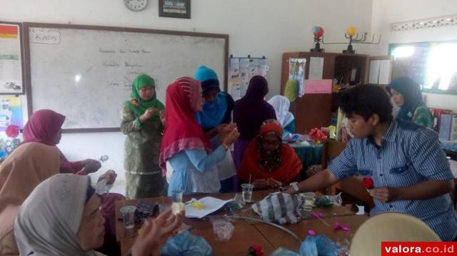 Anggota PKK Nagari Salo, kecamatan Baso, Kabupaten Agam, dilatih keterampilan merangkai bunga, dalam upaya meningkatkan waktu produktif ibu-ibu di setiap nagari. Pelatihan ini difasilitasi Pemkab Agam di kantor wali nagari setempat. (istimewa)