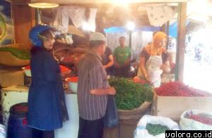 SEPI-Salah seorang pedagang cabai di Pasar Raya Padang melayani pembeli