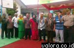 Wakil Ketua DPRD Padang, Muhidi foto bersama dengan pengurus KJKS se-Padang Timur, MInggu (17/1/2016) usai menggelar RAT bersama. Juga hadir anggota DPRD Dapil Padang Timur dan Padang Selatan, Helmi Moesim, Amrizal Hadi dan Nuzul Putra. (humas)