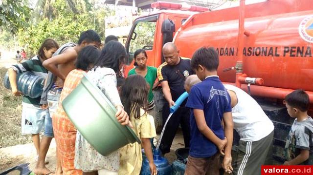 Kasi Trantib Camat Pangkalan Koto Baru Sudirman Oncu membagikan air bersih bantuan Badan Nasional Penanggulangan Bencana kepada warga korban banjir di Kabupaten Limapuluh Kota beberapa waktu lalu (facebook sudirman oncu)