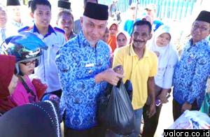 Wako Padang Mahyeldi mengunjungi salah satu titk operasi pasar di Pasar Raya Padang, Rabu (17/2/2016) (humas)
