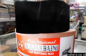 Ini lah salah satu produk peci H Sjarbaini yang masih dibuat secara hand made. Peci ini diminati para pejabat sejak zaman Sukarno jadi pemimpin Republik Indonesia hingga sekarang. (hatta rizal/valoranews)