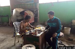 Anggota F-PPP DPRD Padang, Maidestal Hari Mahesa, mengunjungi bengkel kerja warga binaan Lapas Muaro Padang, Minggu (28/2/2016). (facebook maidestal hari mahesa)