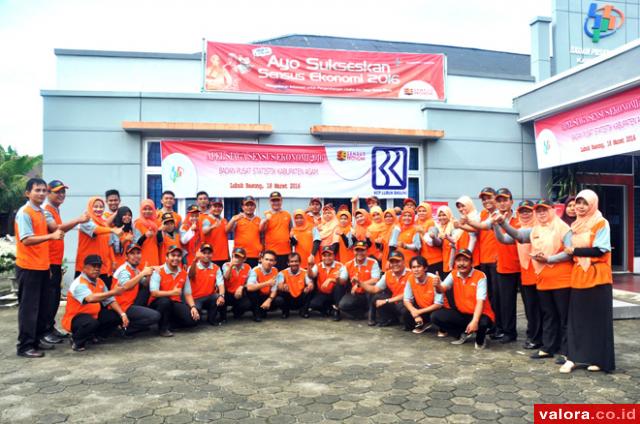 Para petugas Sensus Ekonomi 2016 berfoto bersama usai apel siaga, Jumat (18/3/2016) (amc)