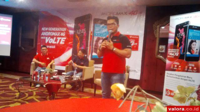 Chief Sales Officer Smartfren Telecom, Tom Alamas Dinharsa, saat launching produk layanan VoLTE, Senin (21/3/2016) di Padang. Smartfren juga meluncurkan ponsel pintar dengan harga terjangkau yang sudah memiliki fitur VoLTE. (veby rikiyanto/valoranews)