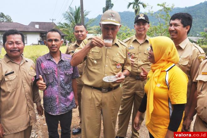 Wako Padang Mahyeldi Ansharullah menyicipi minuman hasil olah biji kakao di Unit Pengolahan Kakao atau biji coklat yang dimiliki Gabungan Kelompok Tani (Gapoktan) Bungus Agro. (humas)