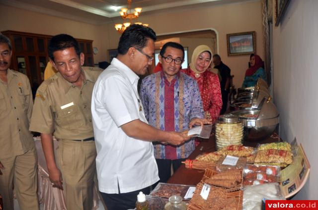 Bupati Indra Catri, memperkenalkan produk unggulan masyarakat kepada Dirut Pembinaan dan Kesetaraan Kementerian Pendidikan dan Kebudayaan RI, Erman Syamsudin, Senin (28/3/2016) di Lubukbasung. (humas)