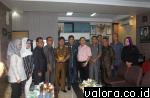 Pimpinan DPRD Padang dan Bapemperda, foto bersama dengan Sekretaris DPRD Kota Makasar, Adwi Awan Umar, usai pertemuan yang berakhir diskusi hangat, 8 Maret 2016. (humas)