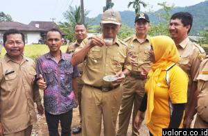 Wako Padang Mahyeldi Ansharullah menyicipi minuman hasil olah biji kakao di Unit Pengolahan Kakao atau biji coklat yang dimiliki Gabungan Kelompok Tani (Gapoktan) Bungus Agro. (humas)