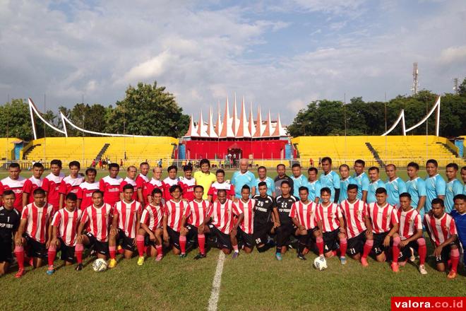 Kesebelasan PS Telkom dan Pemko, foto bersama sebelum laga yang digelar Sabtu (2/4/2016) di Lapangan GOR Agus Salim, Padang. (humas)