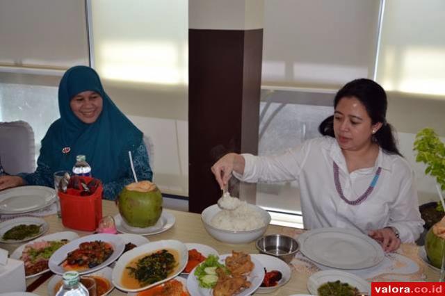 Menteri Koordinator Bidang Pembangunan Manusia dan Kebudayaan (PMK) Republik Indonesia, Puan Maharani bersama Ketua TP PKK Kota Padang, Ny Harneli Mahyeldi duduk semeja saat santap siang di sebuah rumah makan di Padang, Kamis (28/4/2016). (humas)