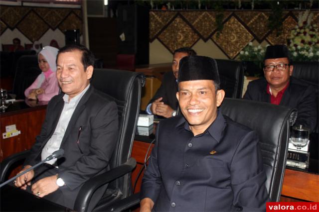 Ketua Pansus I DPRD Padang, Osman Ayub (kiri) didampingi anggota Fraksi Partai Golkar DPRD Padang, Helmi Moesim. (humas)