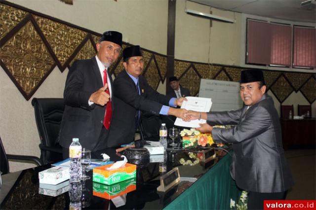 Jurubicara Fraksi Partai Golkar, Wahyu Iramana Putra menyerahkan pendapat akhir fraksinya pada Ketua DPRD Padang, Erisman disaksikan Wako Padang, Mahyeldi. (humas)