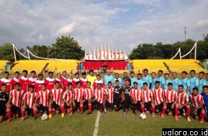 Kesebelasan PS Telkom dan Pemko, foto bersama sebelum laga yang digelar Sabtu (2/4/2016) di Lapangan GOR Agus Salim, Padang. (humas)