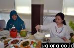 Menteri Koordinator Bidang Pembangunan Manusia dan Kebudayaan (PMK) Republik Indonesia, Puan Maharani bersama Ketua TP PKK Kota Padang, Ny Harneli Mahyeldi duduk semeja saat santap siang di sebuah rumah makan di Padang, Kamis (28/4/2016). (humas)