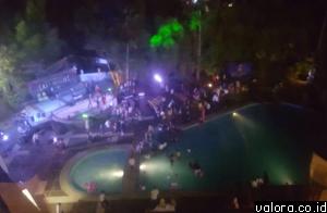 Suasana pesta kelulusan siswa SMAN 3 Padang, Sabtu (23/4/2016) malam diambil dari salah satu ruangan di Hotel Bumiminang. Pesta ini dilengkapi disc jockey. (istimewa)