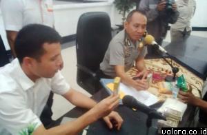 Kasubdit 1 Dit Reskrimsus Polda Sumbar, AKBP Imran Amir, memperlihatkan gula ilegal yang berhasil disita dari sebuah gudang di Km 22 Bypass Padang, Rabu (27/4/2016). (vebi rikiyanto/valoranews)