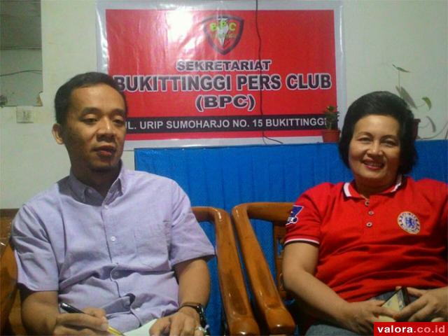 Sub Branch Manager Bank Sinarmas KCP Bukittinggi, Karyoto bersama staf, saat temu wartawan Bukittinggi, Minggu (1/5/2016) di sekretariat Bukittinggi Pers Club (BPC). (hatta rizal/valoranews)