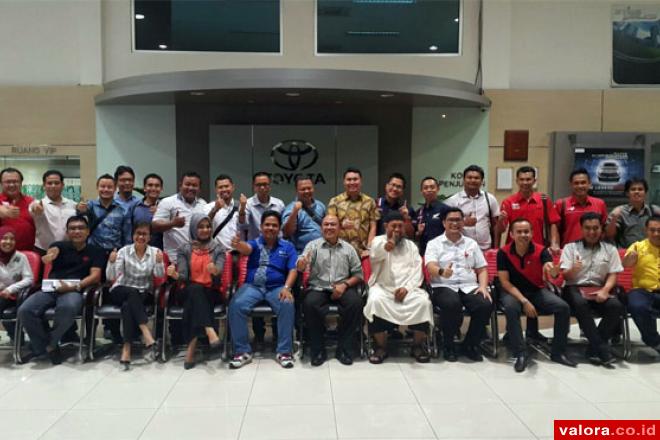Peserta kopi darat alumni seminar James Gwee di Padang, foto bersama usai gelar pertemuan di kantor PT Auto2000 di kawasan Bypass Padang, Selasa (3/5/2016). (istimewa)