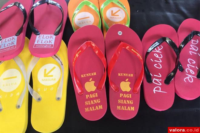 Inilah sendal jepit hasil kreasi warga binaan Lapas Muaro Padang. Sendal ini cocok untuk kebutuhan hotel maupun oleh-oleh dan pemakaian kebutuhan pribadi. Sendal ini dijual dengan harga Rp35.000 per pcs. (istimewa)