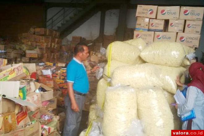 Kepala BPOM Sumbar Zulkifli, disela-sela inspeksi mendadak ke gudang salah satu distributor produk ritel, di kawasan Ulu Gadut, Jumat (27/5/2016). Ditemukan sejumlah item barang dalam kondisi sudah kedaluarsa. (vebi rikiyanto/valoranews)