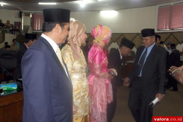 Wawako Padang, Emzalmi, memberikan selamat pada Aprianto beserta istri dan Miswar Jambak bersama istri, usai diambil sumpah/janji sebagai anggota PAW DPRD Padang sisa masa jabatan 2014-2019, Senin (30/5/2016). (humas)