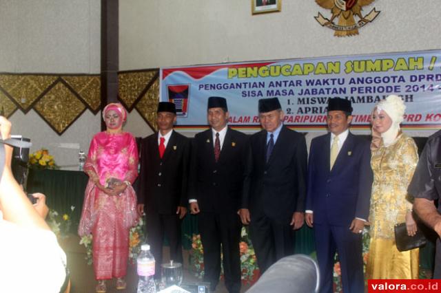 Wawako Padang, Emzalmi bersama Erisman (ketua DPRD Padang), foto bersama dengan Aprianto dan Miswar Jambak beserta istri masing-masing, usai dilantik sebagai anggota DPRD Padang sisa masa jabatan 2014-2019, Senin (30/5/2016). (humas)