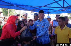 Walikota Padang, H Mahyeldi menyerahkan paket sembako pada pelaksanaan operasi pasar (Beras) pada 17 Februari 2016 di jalan Pasar Baru Pasar Raya, Kota Padang. (humas)