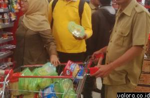 Petugas BPOM dan Disperindag Sumbar serta wartawan, saat sidak ke Ramayana Departemen Store, Senin (30/5/2016). Ditemukan sejumlah produk ritel yang telah kedaluarsa namun masih dipajang. (vebi rikiyanto/valoranews)