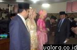 Wawako Padang, Emzalmi, memberikan selamat pada Aprianto beserta istri dan Miswar Jambak bersama istri, usai diambil sumpah/janji sebagai anggota PAW DPRD Padang sisa masa jabatan 2014-2019, Senin (30/5/2016). (humas)